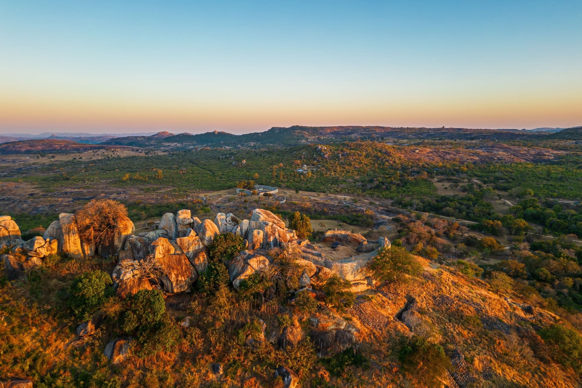 Die Ruinenstadt Great Zimbabwe (Groß-Simbabwe) aus der Vogelperspektive: Sie ist ein Unesco-Weltkulturerbe und wichtiges Zeugnis der Shona-Zivilisation, die hier vom 11. bis 15. Jahrhundert lebte.