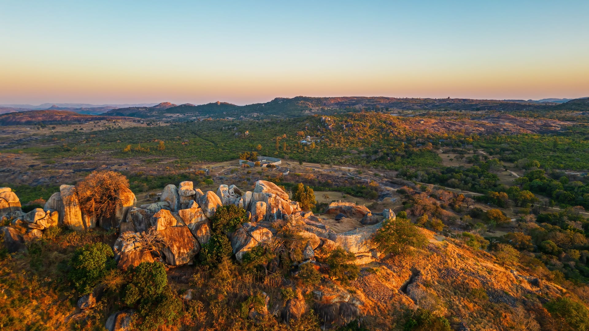 Die Ruinenstadt Great Zimbabwe (Groß-Simbabwe) aus der Vogelperspektive: Sie ist ein Unesco-Weltkulturerbe und wichtiges Zeugnis der Shona-Zivilisation, die hier vom 11. bis 15. Jahrhundert lebte.