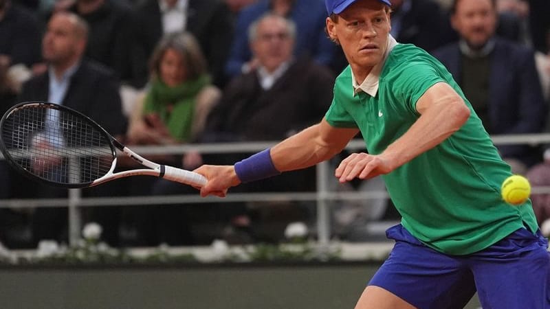Im Roland-Garros-Stadion zeigt sich Jannik Sinner in Aktion.