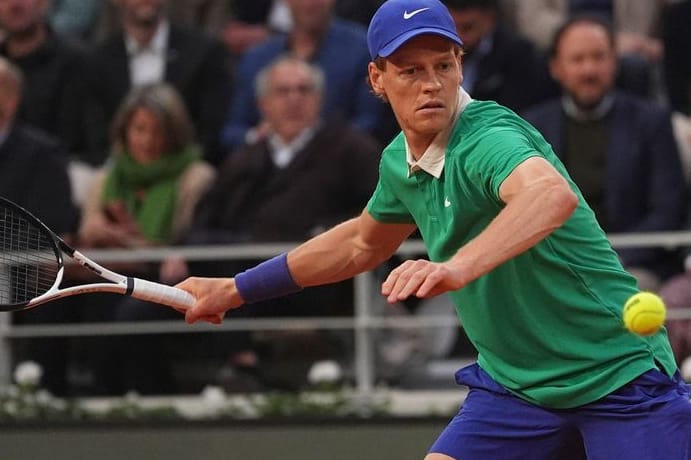 Im Roland-Garros-Stadion zeigt sich Jannik Sinner in Aktion.