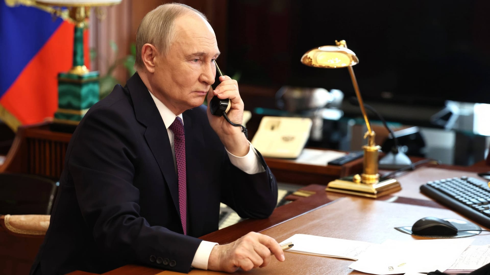 Wladimir Putin am Schreibtisch (Archivbild): Trump hatte Putin am Wochenende als "völlig durchgedreht" bezeichnet.