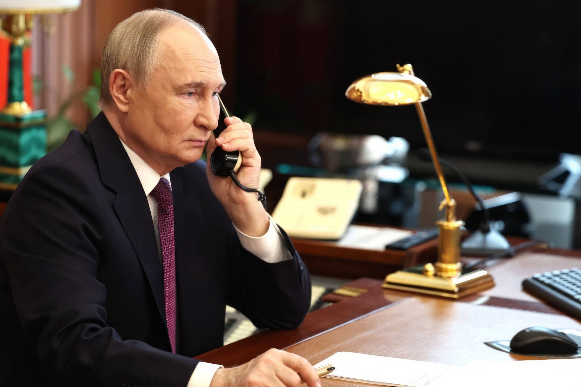 Wladimir Putin am Schreibtisch (Archivbild): Trump hatte Putin am Wochenende als "völlig durchgedreht" bezeichnet.