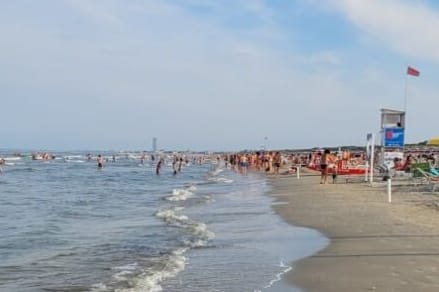Der belebte Strand: Die Raupe hätte der Rettungsschwimmergenossenschaft von Cervia zufolge am Samstag gar nicht vor Ort sein dürfen.