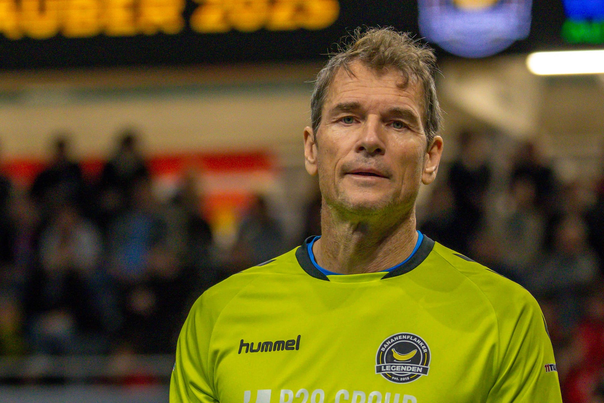 Jens Lehmann fassungslos: Sein erneuter Ausflug auf den Fußballplatz dauerte nicht lange.