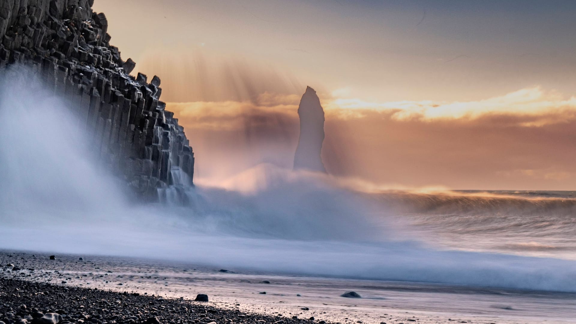 Reynisfjara Strand auf Island: Die tückischen Wellen machen den Ort enorm gefährlich für Touristen. Reynisfjara Strand auf Island: Die tückischen Wellen machen den Ort enorm gefährlich für Touristen.