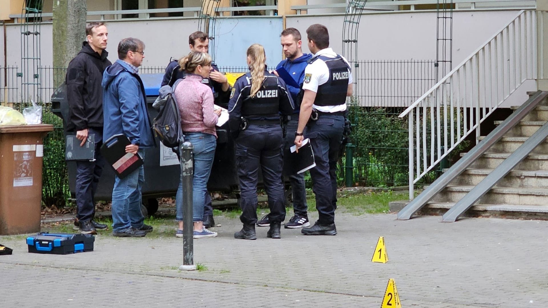 Mädchen bei Attacke vor Haus in Halle verletzt