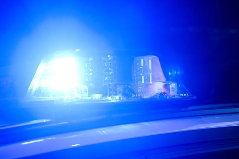 Ein Blaulicht leuchtet auf einem Einsatzfahrzeug der Polizei. (zu dpa: «66-Jähriger vor Wohnhaus in Berlin verletzt»)