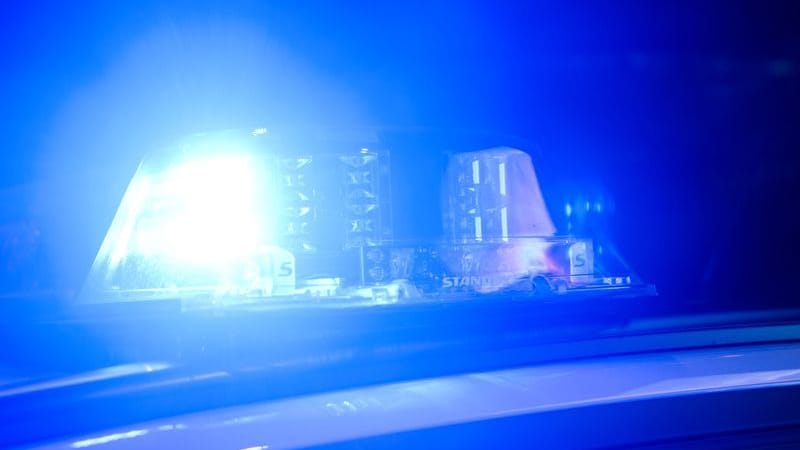 Ein Blaulicht leuchtet auf einem Einsatzfahrzeug der Polizei. (zu dpa: «66-Jähriger vor Wohnhaus in Berlin verletzt») Ein Blaulicht leuchtet auf einem Einsatzfahrzeug der Polizei. (zu dpa: «66-Jähriger vor Wohnhaus in Berlin verletzt»)
