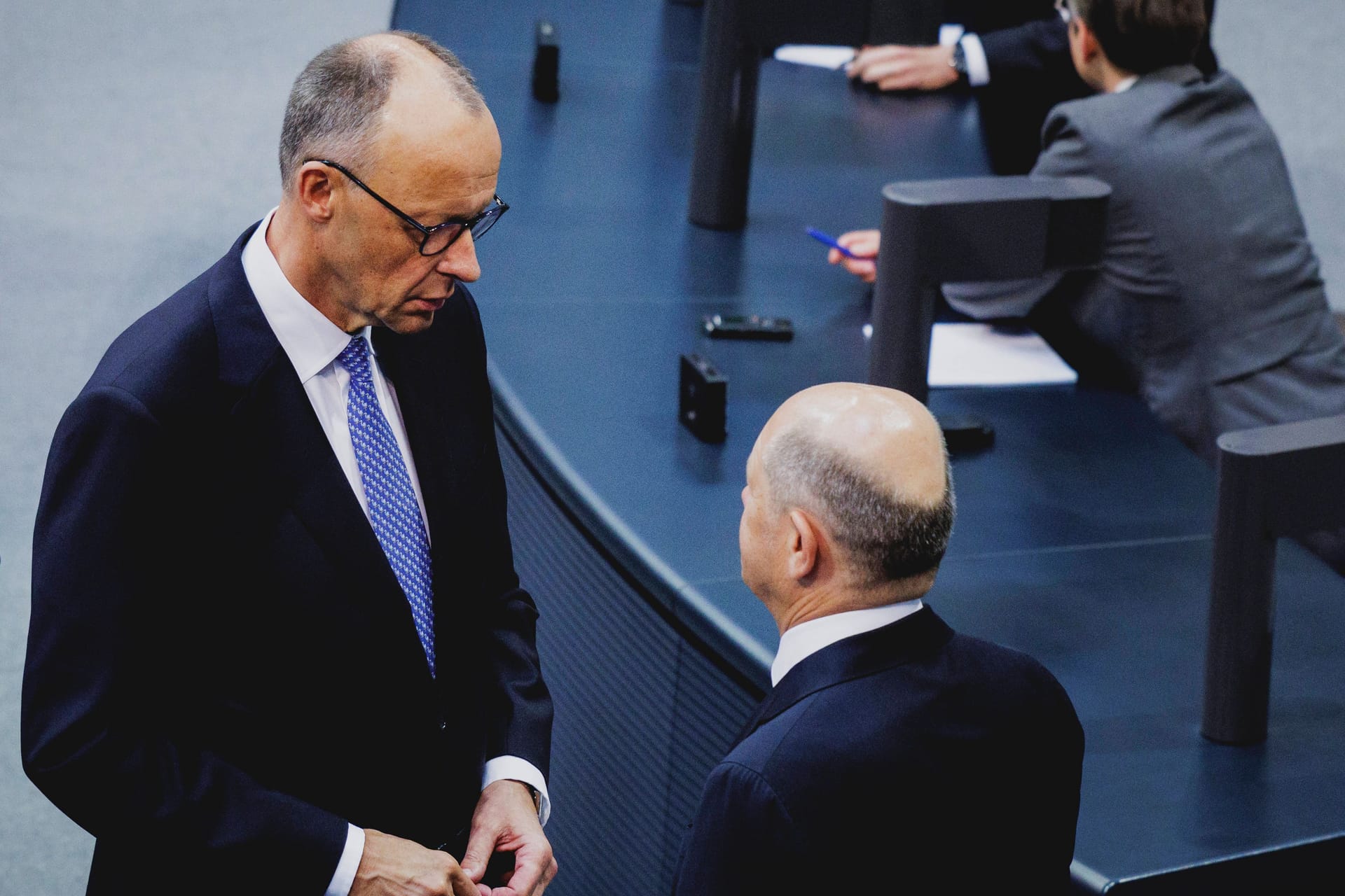 Der designierte Bundeskanzler Friedrich Merz (CDU, links) und der geschäftsführende Bundeskanzler Olaf Scholz (SPD): Wer hat gerade die Macht in der Hand?