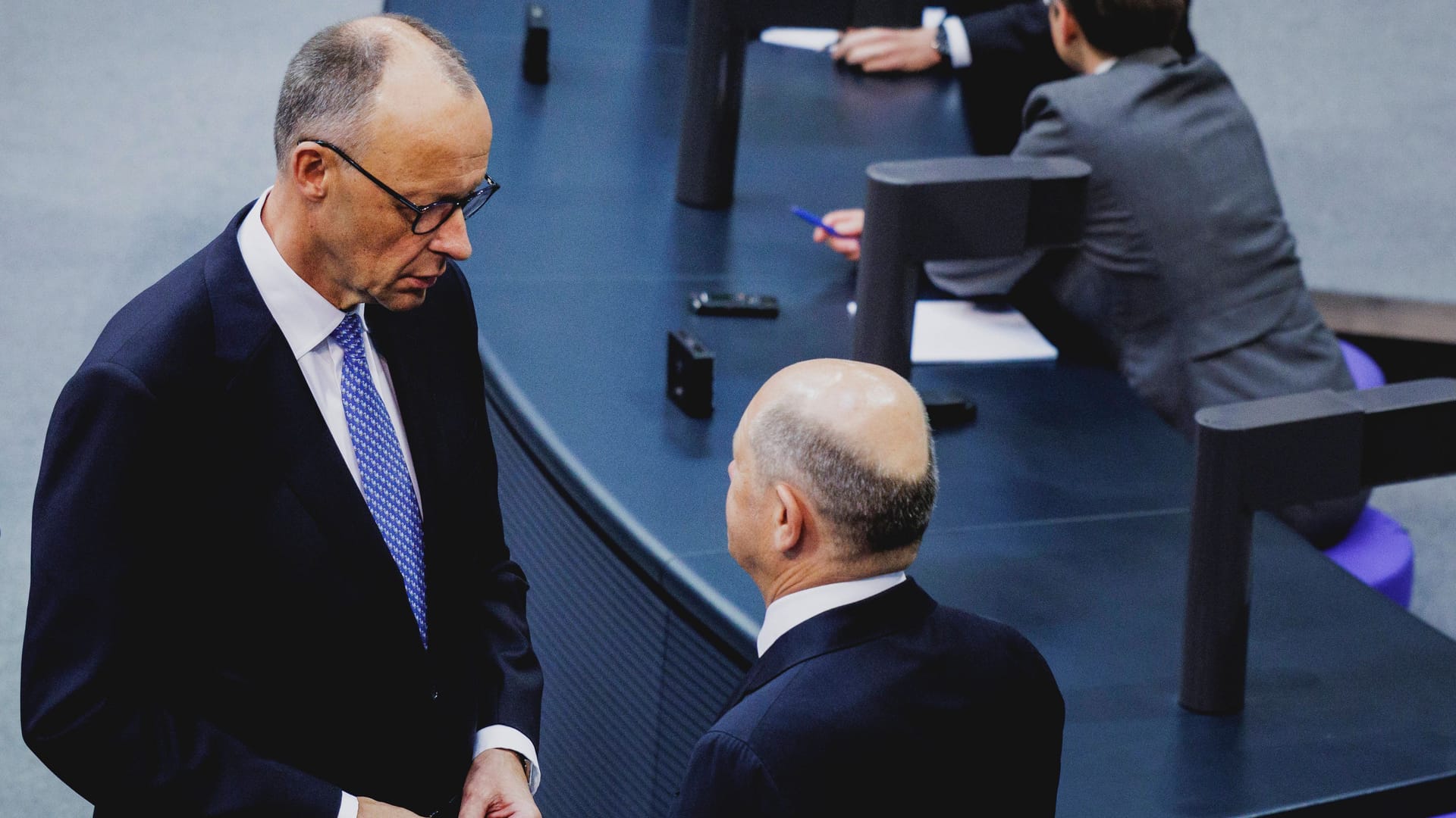 Der designierte Bundeskanzler Friedrich Merz (CDU, links) und der geschäftsführende Bundeskanzler Olaf Scholz (SPD): Wer hat gerade die Macht in der Hand?