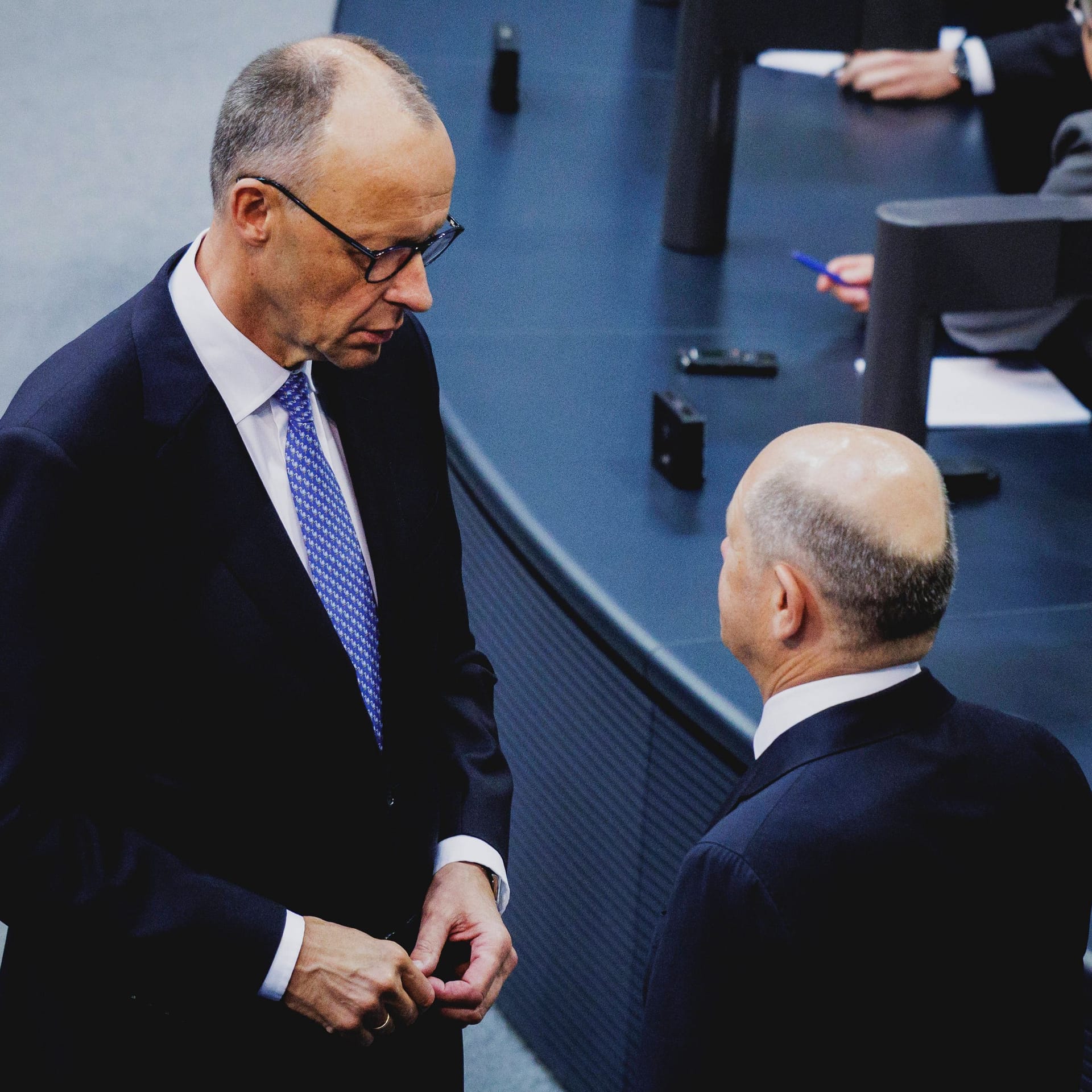 Der designierte Bundeskanzler Friedrich Merz (CDU, links) und der geschäftsführende Bundeskanzler Olaf Scholz (SPD): Wer hat gerade die Macht in der Hand?