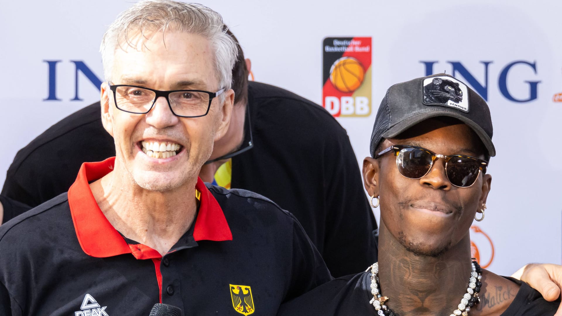 Ex-Bundestrainer Gordon Herbert (M.) und Dennis Schröder (r.): Die Basketball-Nationalmannschaft wurde im Herbst 2023 kräftig gefeiert.