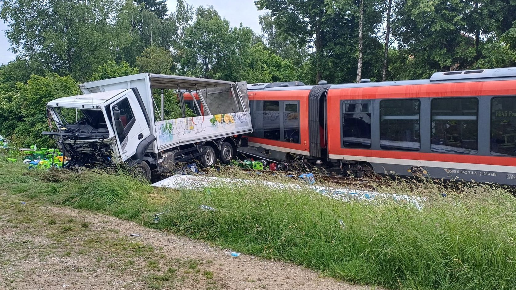 Mehrere Verletzte bei Zusammenstoß von Bahn und Lkw Mehrere Verletzte bei Zusammenstoß von Bahn und Lkw