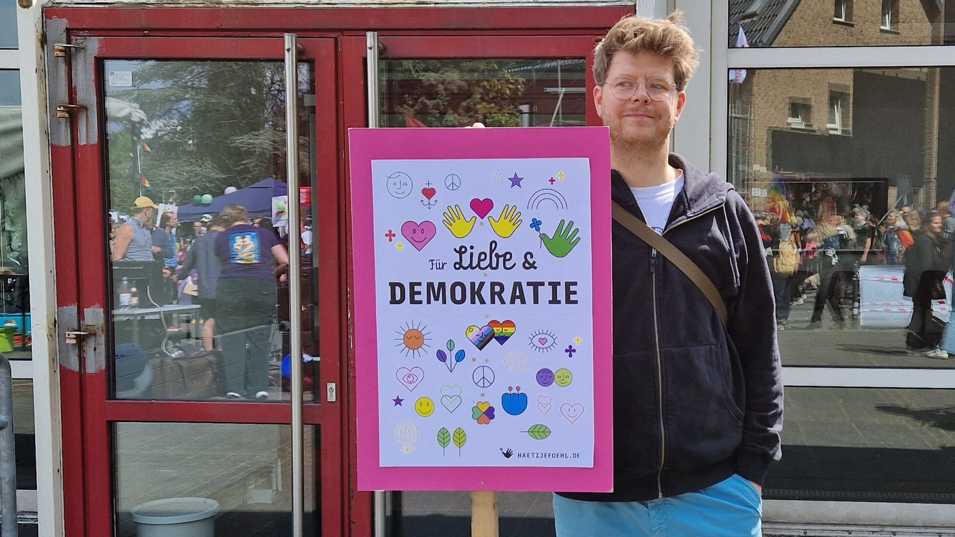 Sebastian war am Samstag auf der Demo am EGB: Auf seinem Schild steht "Für Liebe und Demokratie".