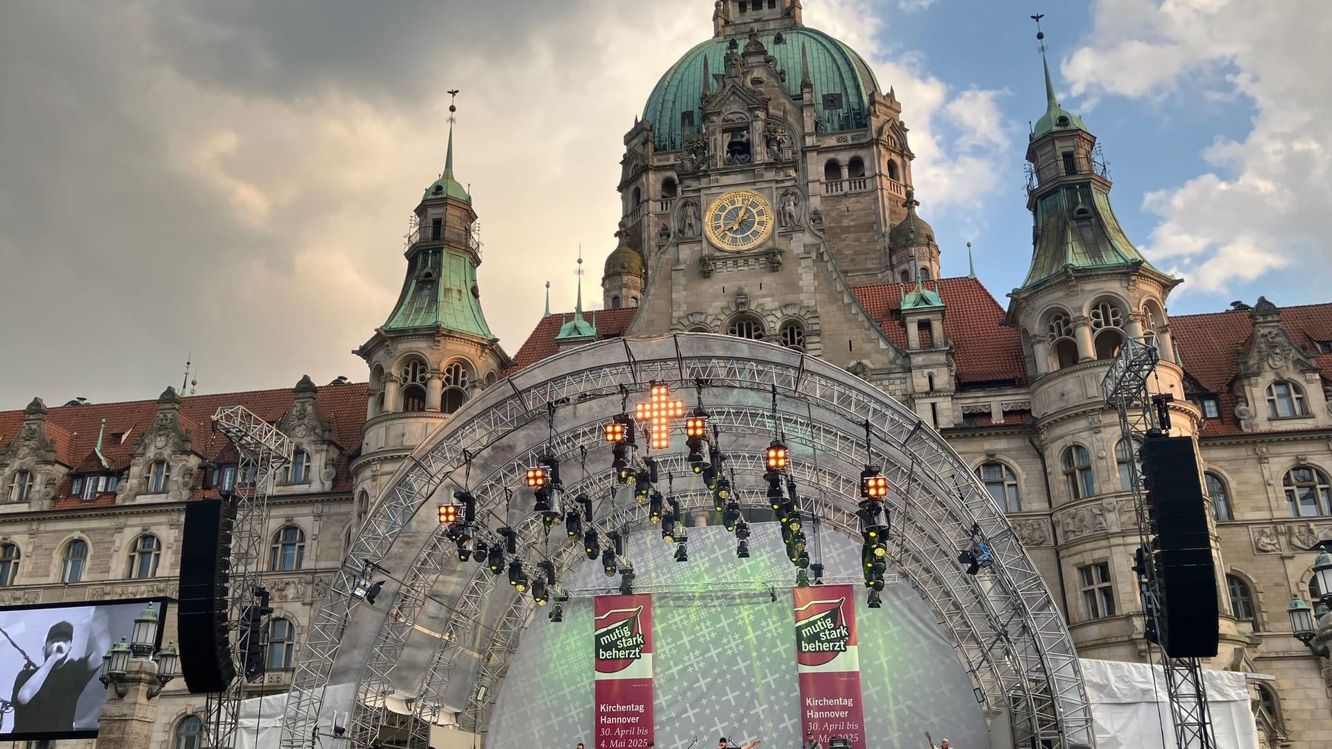 Reggae-Sänger Gentleman gibt beim Deutschen Evangelischen Kirchentag ein Konzert für Demokratie und Zusammenhalt.