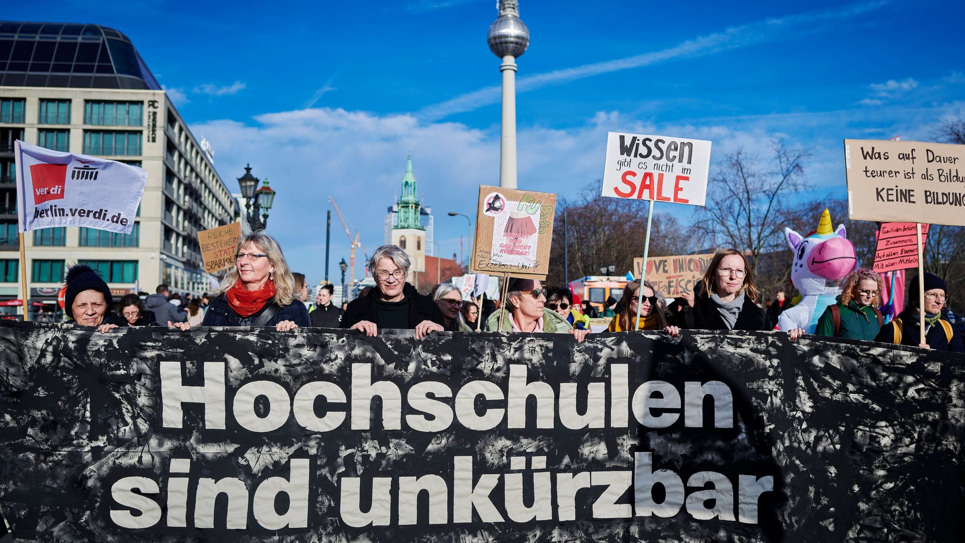 Protest zu "Hochschulen sind unkürzbar" (Archivbild): Am Mittwoch übergaben die Unterzeichner die Petition an den Senat. Protest zu "Hochschulen sind unkürzbar" (Archivbild): Am Mittwoch übergaben die Unterzeichner die Petition an den Senat.