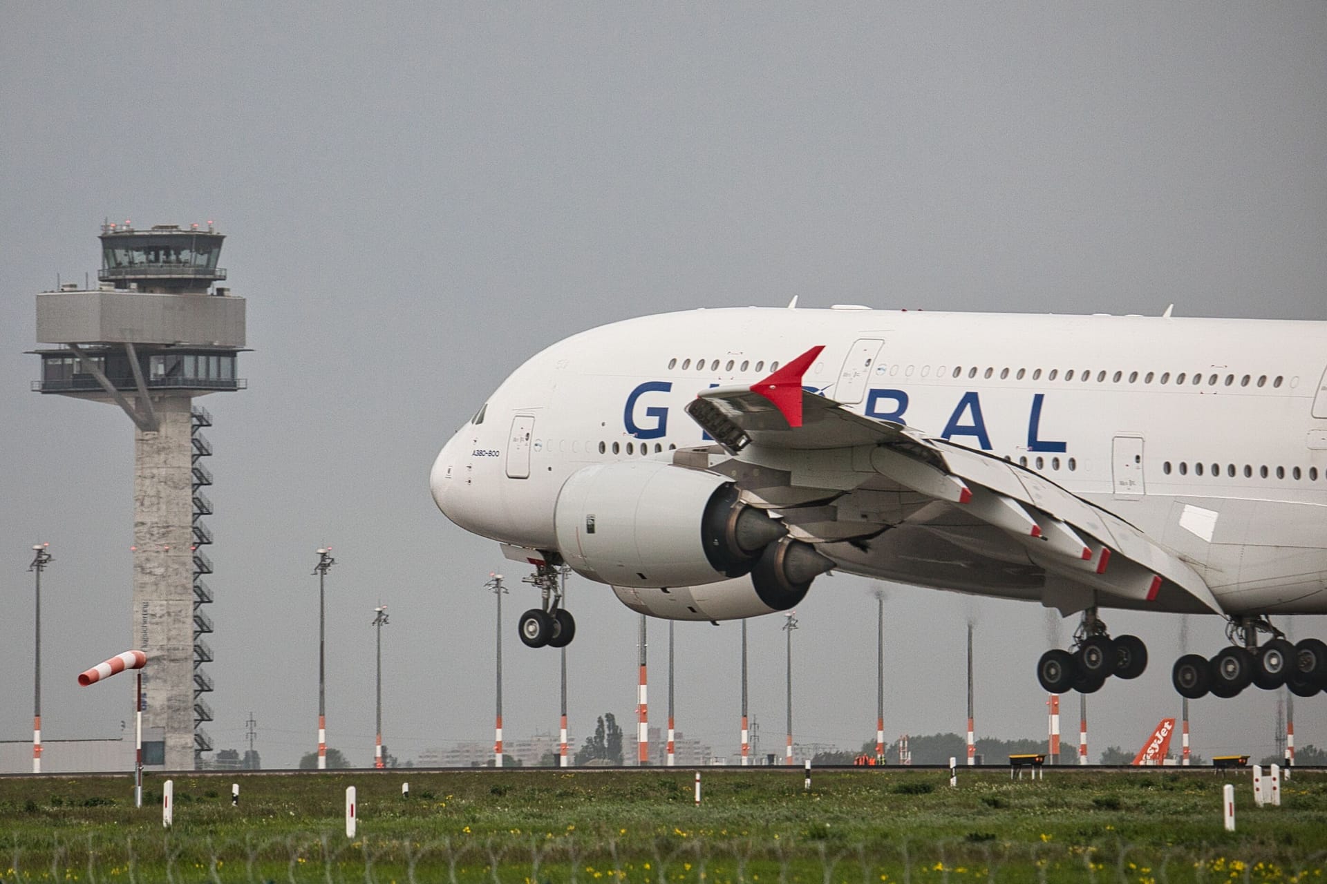 Airbus A380 von Global Airlines bei der Landung in Berlin (Archivfoto).
