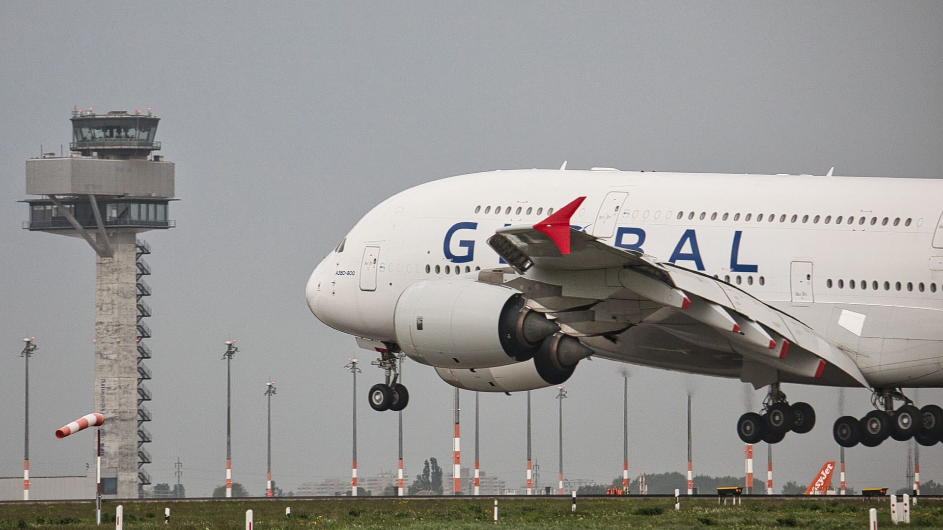Airbus A380 der Global Airlines am Flughafen BER Berlin-Brandenburg gelandet