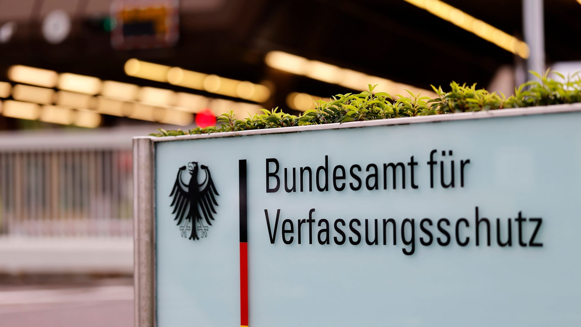 Das Bundesamt für Verfassungsschutz: Die Behörde hat am 3. Mai die AfD für gesichert rechtsextrem erklärt – und die Einstufung inzwischen wegen des Rechtsstreits ausgesetzt.