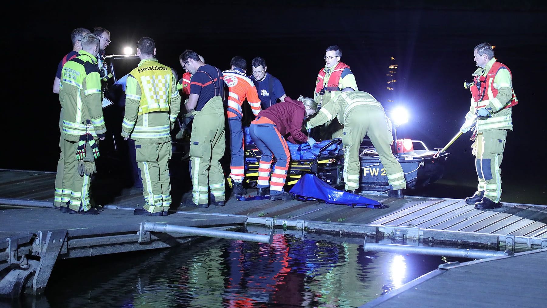 Rettungskräfte im Einsatz an der Elbe: Zwei junge Frauen waren mit einem Ponton auf dem Fluss unterwegs.