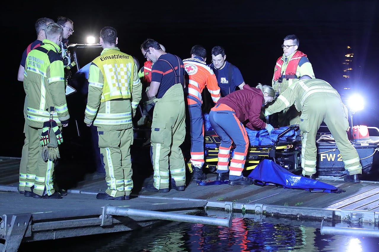 Rettungskräfte im Einsatz an der Elbe: Zwei junge Frauen waren mit einem Ponton auf dem Fluss unterwegs.