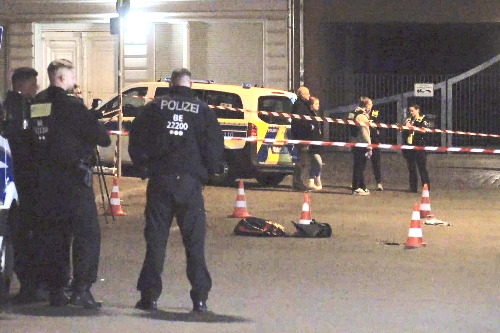 Polizisten stehen an einer Absperrung im Berliner Bezirk Neukölln. Ein 28-Jähriger hat dort einem Polizisten im Berliner Stadtteil Neukölln in den Hals gestochen.