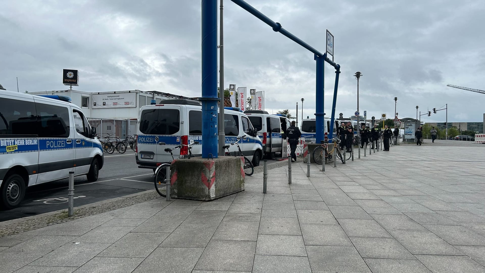 Am Hauptbahnhof reihen sich viele Mannschaftswagen der Polizei aneinander.