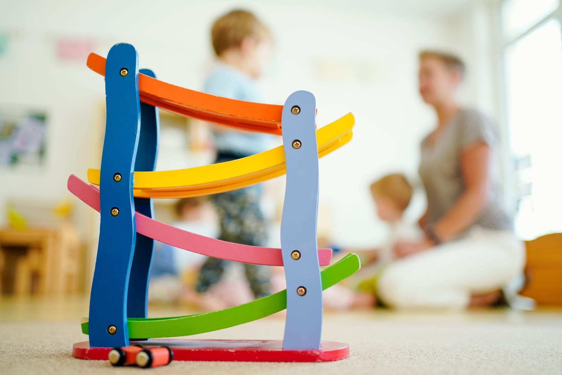 Erzieherin spielt mit Kindern Erzieherin spielt mit Kindern
