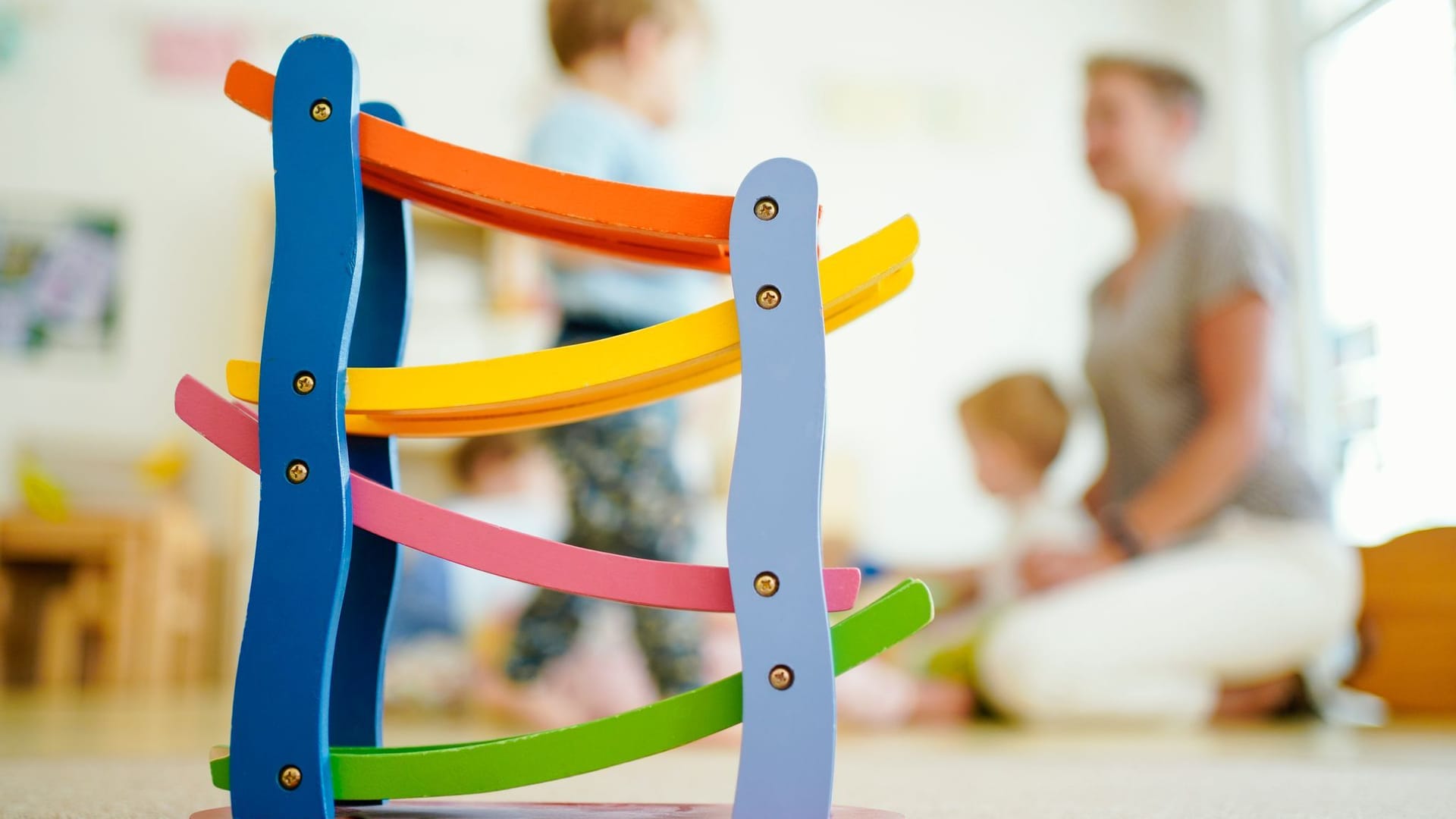 Erzieherin spielt mit Kindern Erzieherin spielt mit Kindern