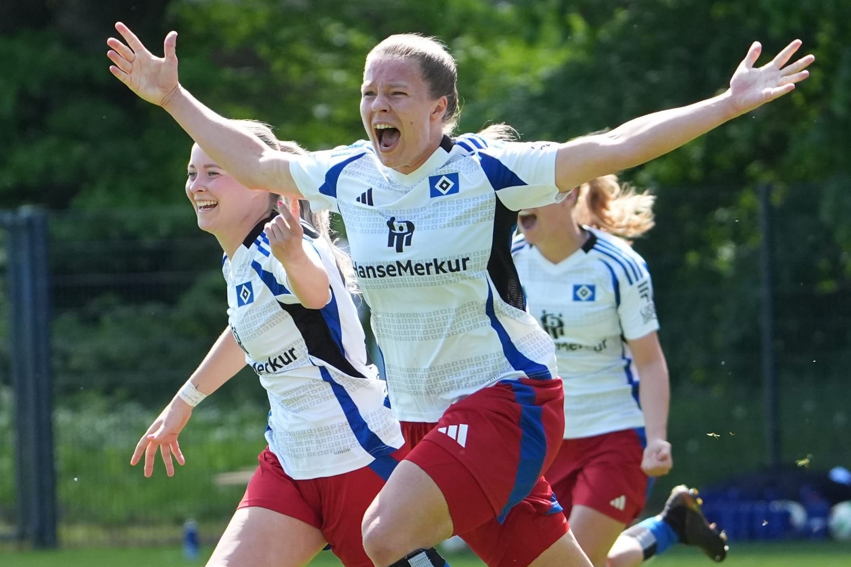 Hamburgs Torschützin Christin Meyer (M) jubelt nach ihrem Treffer zum 1:0: