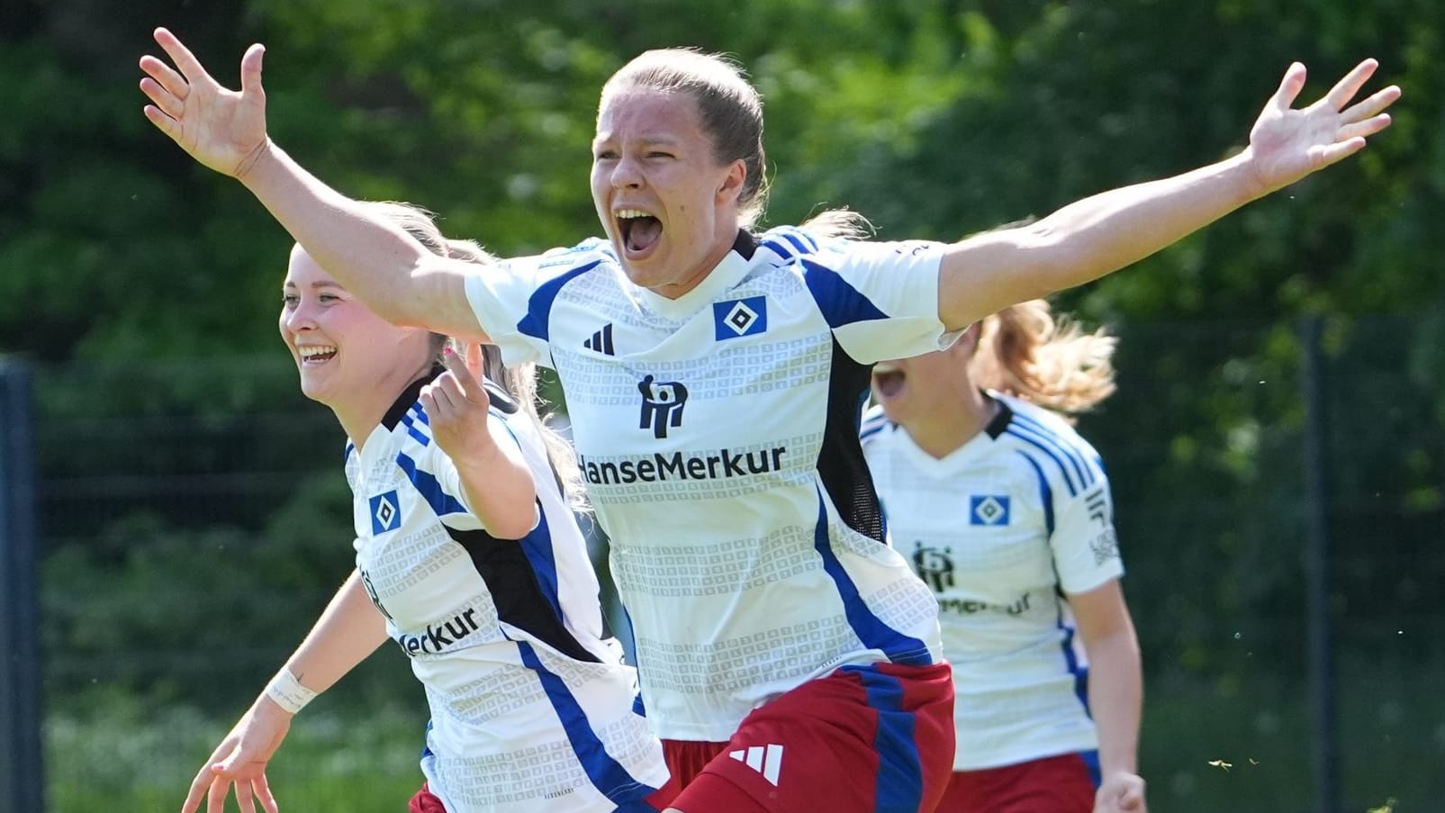 Hamburgs Torschützin Christin Meyer (M) jubelt nach ihrem Treffer zum 1:0: