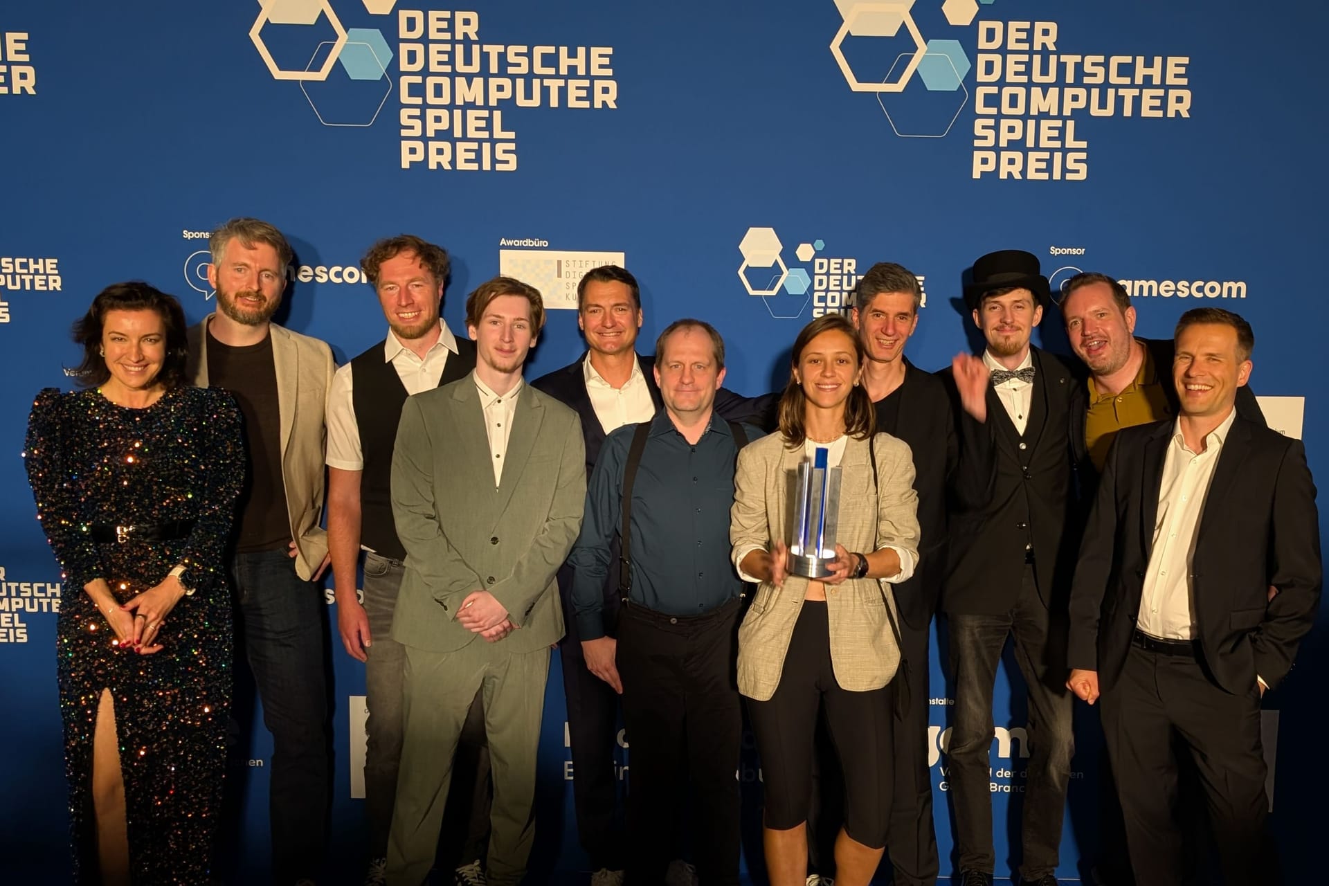 "Enshrouded" gewinnt den Preis für das "Beste deutsche Spiel": Überreicht wurde der Pokal von Dorothee Bär, der neuen Bundesministerin für Forschung, Technologie und Raumfahrt.