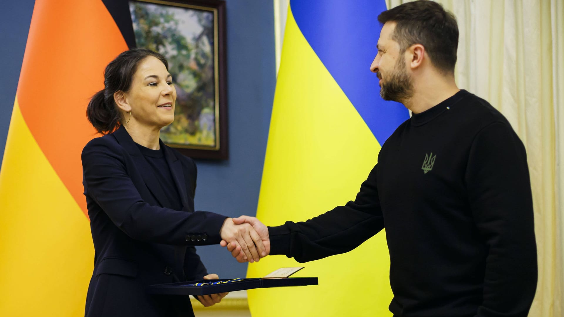 Der ukrainische Präsident Wolodymyr Selenskyj und Baerbock haben sich mehrfach getroffen, um über deutsche Hilfen im Kampf gegen Russlands Angriffskrieg zu sprechen. (Archivbild)