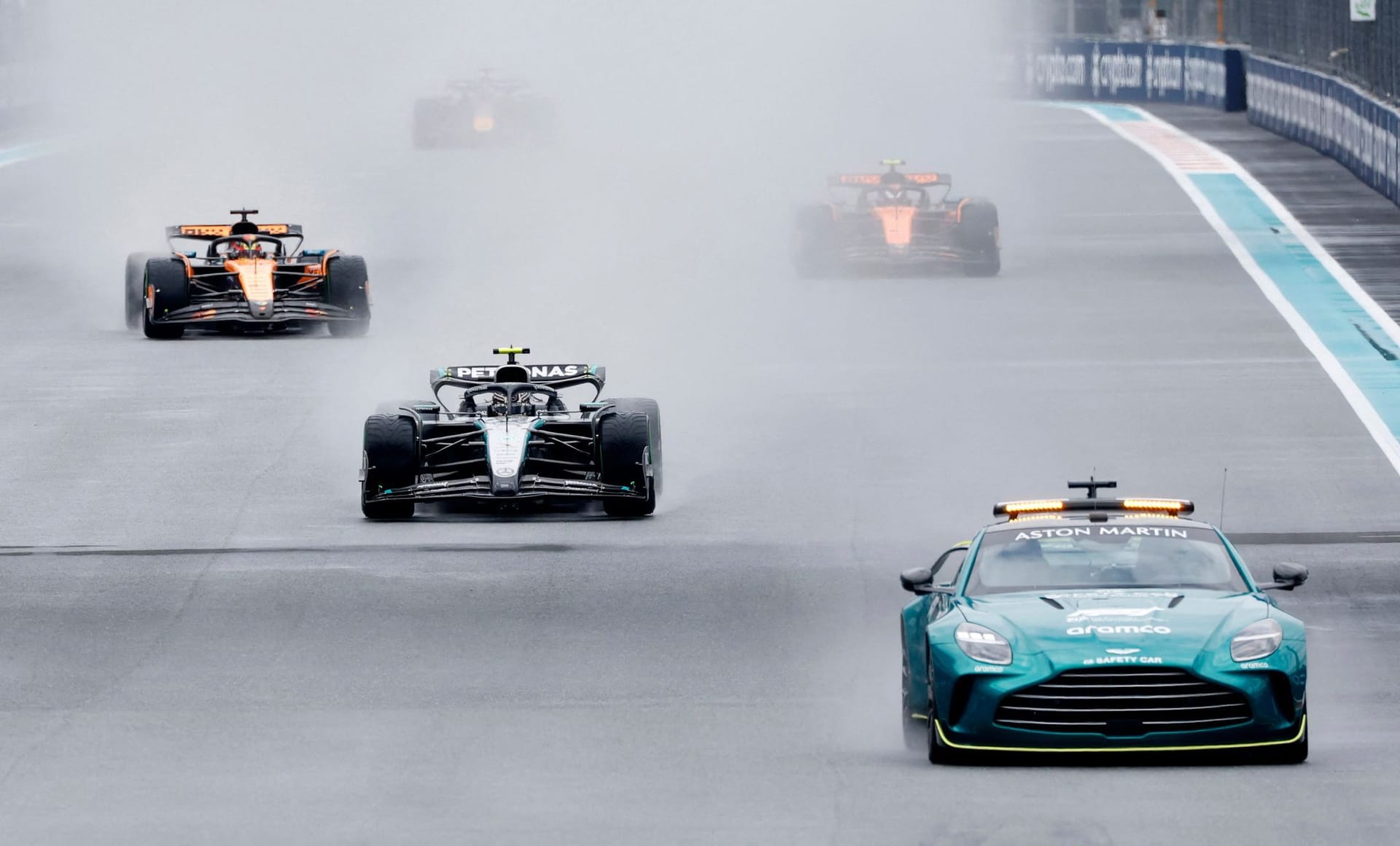 Zunächst ging es dem Safety Car hinterher.