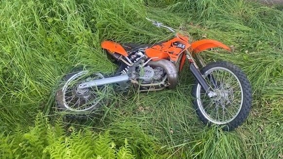 Die Männer landeten mit der KTM auf dem Grünstreifen.