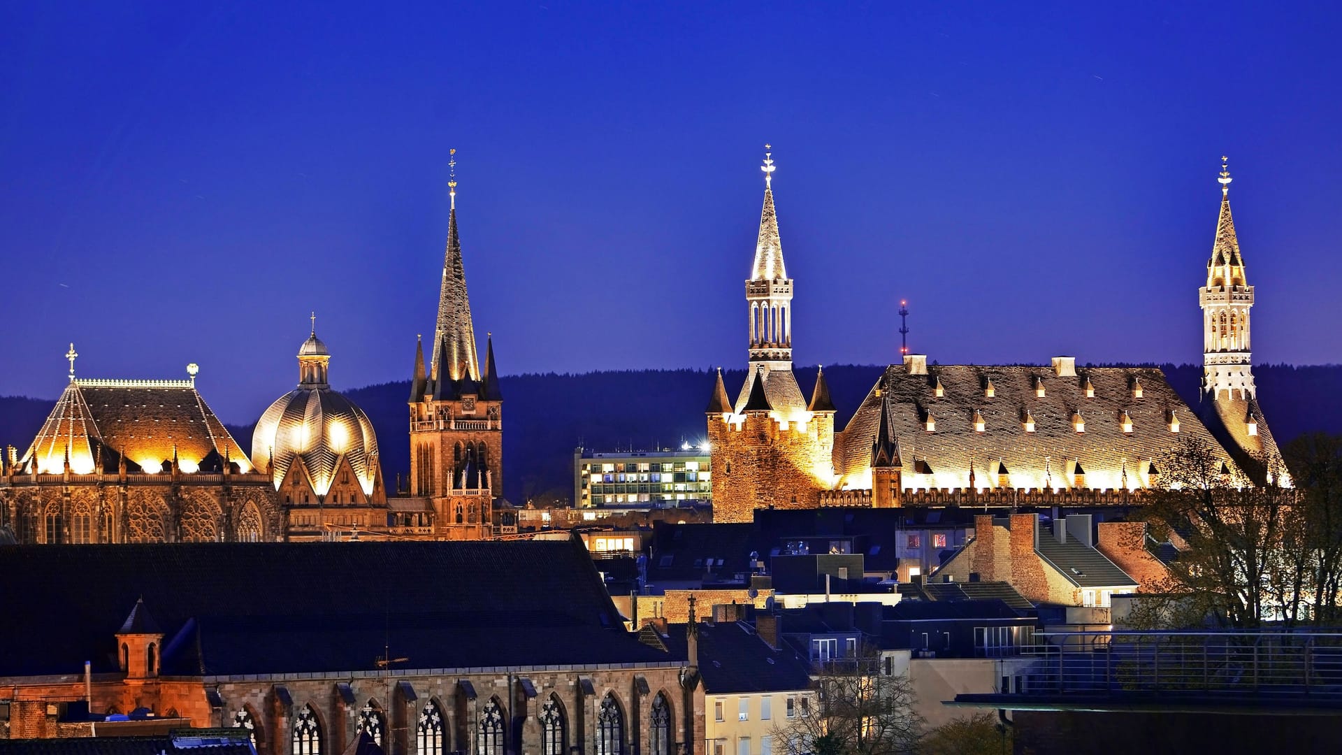 Aachen in der Abenddämmerung (Symbolfoto): Für Abendspaziergänge braucht es am letzten "Eisheiligentag" den Pullover. Aachen in der Abenddämmerung (Symbolfoto): Für Abendspaziergänge braucht es am letzten "Eisheiligentag" den Pullover.