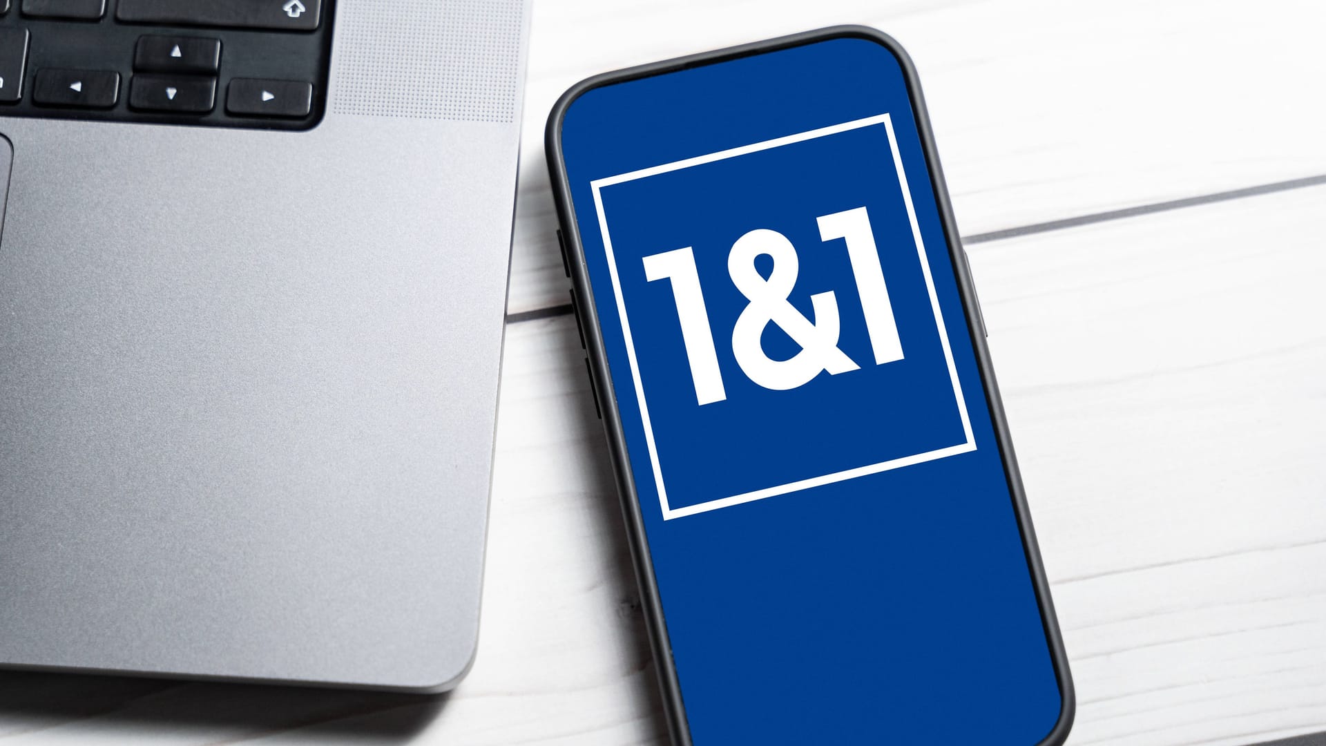 1&1-Logo auf einem Smartphone: Bei dem Mobilfunkanbieter gibt es derzeit Probleme.