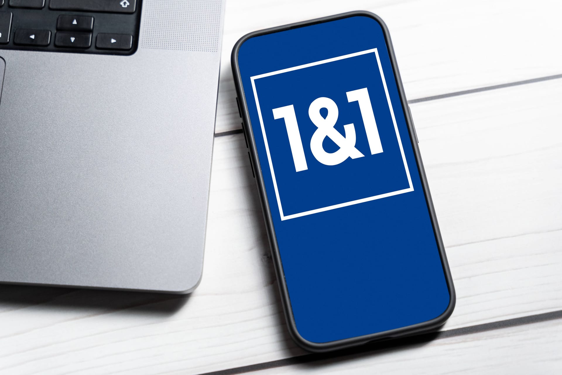 1&1-Logo auf einem Smartphone: Bei dem Mobilfunkanbieter gibt es derzeit Probleme.