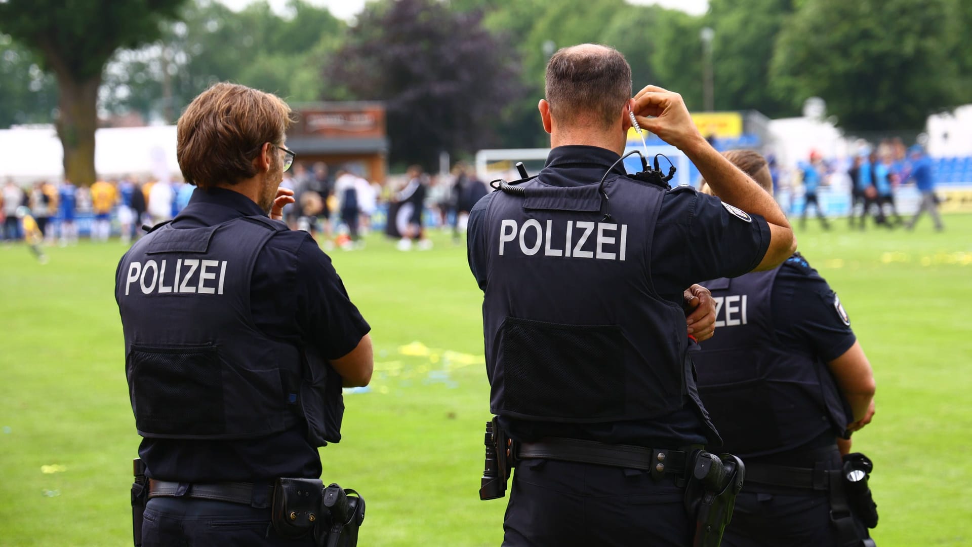 Polizisten bei einem Fußballspiel (Archivbild): Vor Ort stellte sich die Situation weniger dramatisch dar als zunächst angenommen. Polizisten bei einem Fußballspiel (Archivbild): Vor Ort stellte sich die Situation weniger dramatisch dar als zunächst angenommen.