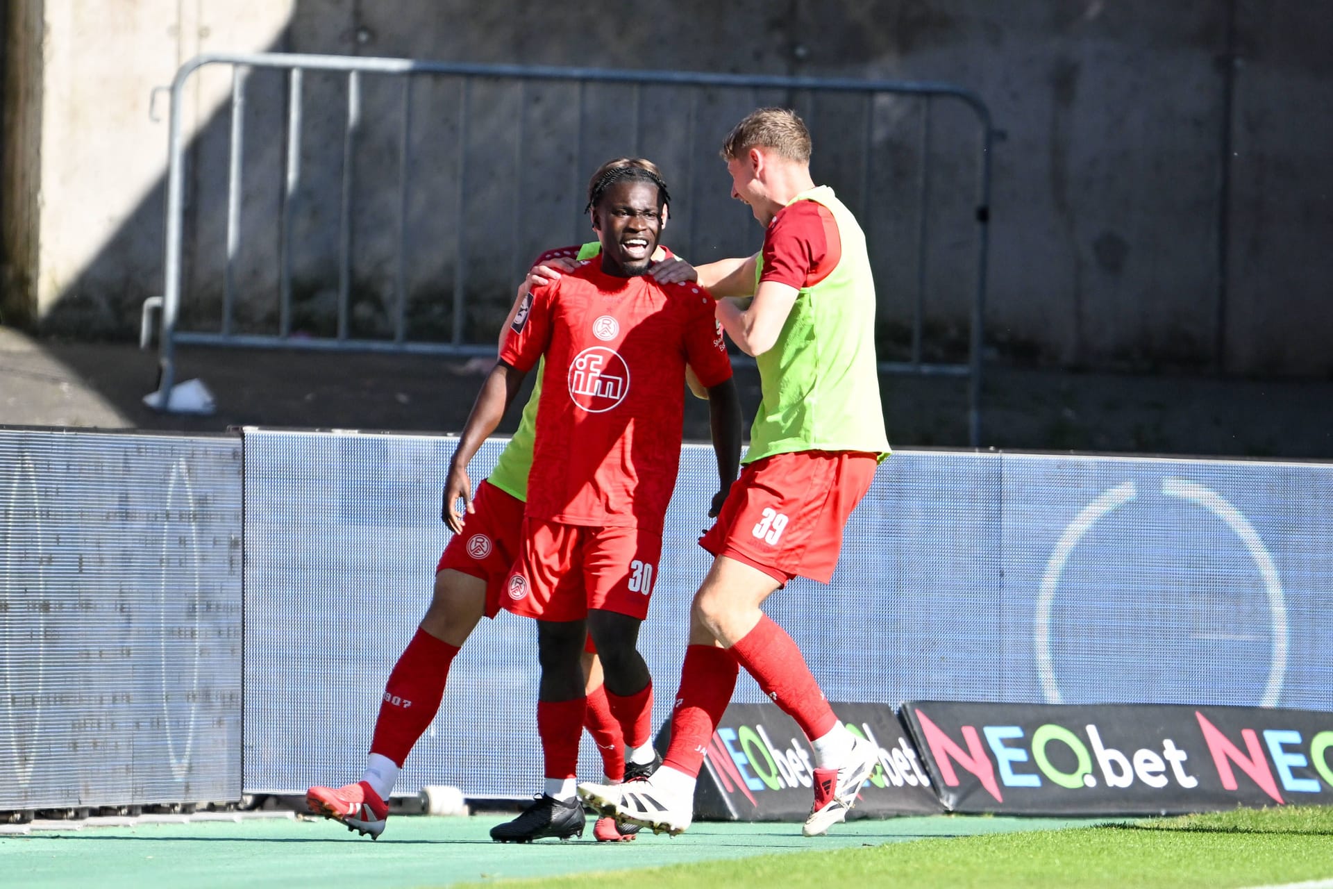 Kelsey Owusu lässt sich feiern: Der Flügelspieler erzielte seinen ersten Doppelpack in der 3. Liga.