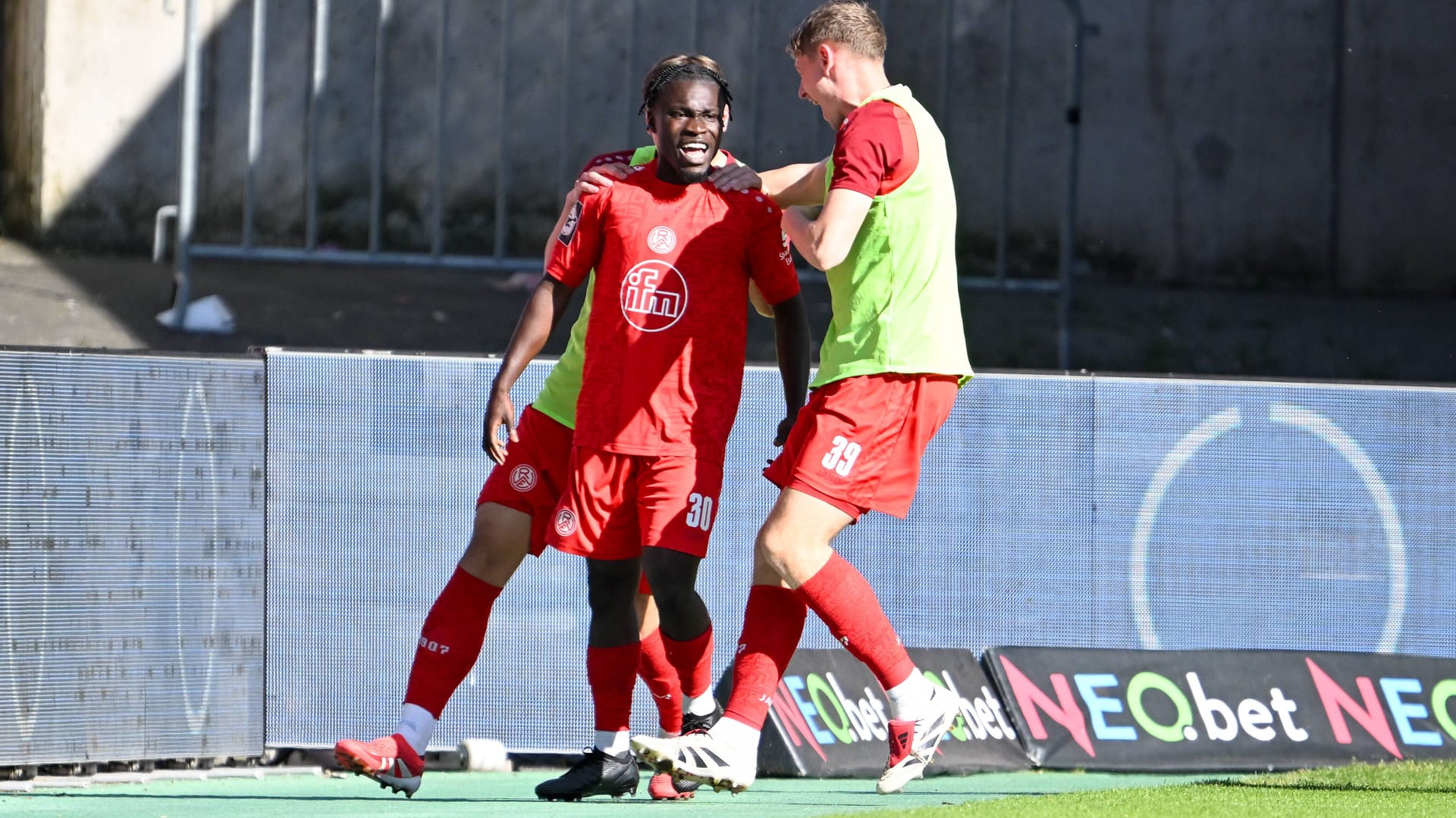 Kelsey Owusu lässt sich feiern: Der Flügelspieler erzielte seinen ersten Doppelpack in der 3. Liga. Kelsey Owusu lässt sich feiern: Der Flügelspieler erzielte seinen ersten Doppelpack in der 3. Liga.