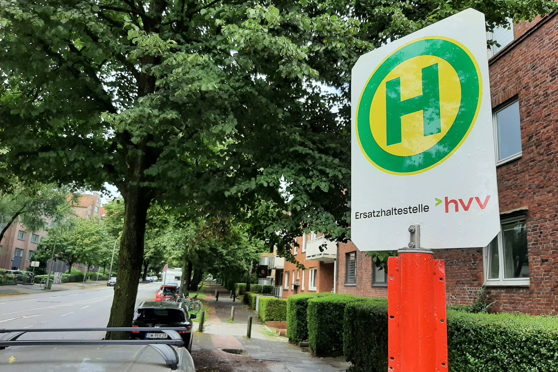 Verlegte Bushaltestelle (Symbolbild): Eine Vollsperrung der Elbgaustraße führt zu Umleitungen.
