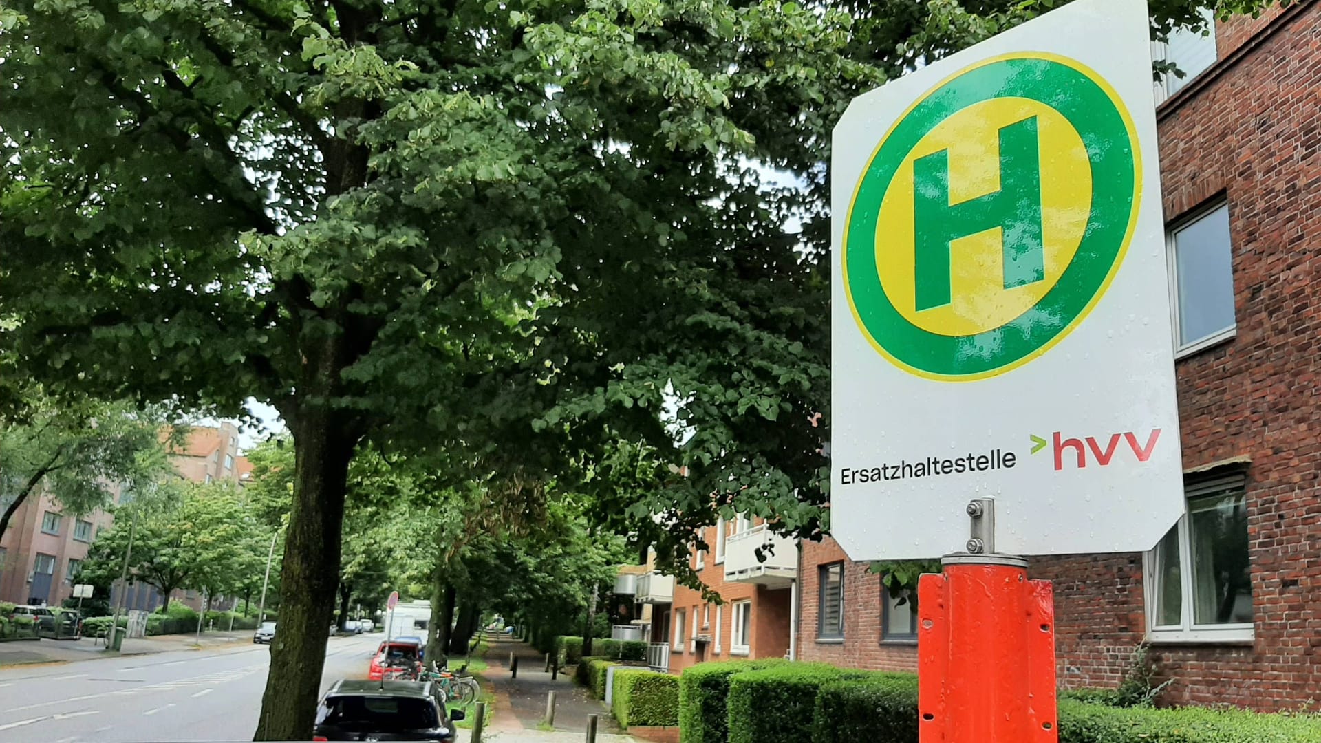 Verlegte Bushaltestelle (Symbolbild): Eine Vollsperrung der Elbgaustraße führt zu Umleitungen. Verlegte Bushaltestelle (Symbolbild): Eine Vollsperrung der Elbgaustraße führt zu Umleitungen.