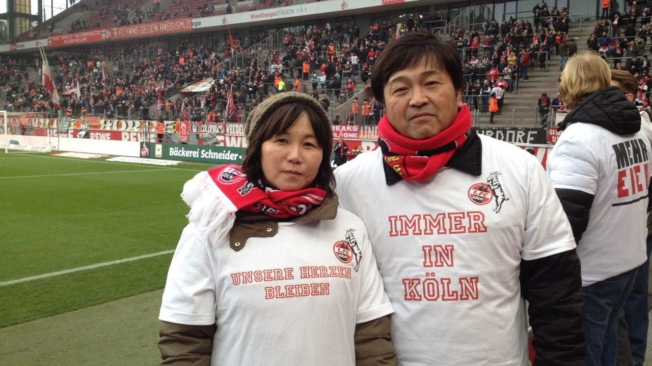 Fumihiko Sugino mit seiner Frau bei einem Heimspiel des 1. FC Köln: Auch in Japan gibt es Fans der Geißböcke. Fumihiko Sugino mit seiner Frau bei einem Heimspiel des 1. FC Köln: Auch in Japan gibt es Fans der Geißböcke.