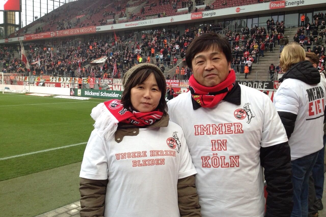 Fumihiko Sugino mit seiner Frau bei einem Heimspiel des 1. FC Köln: Auch in Japan gibt es Fans der Geißböcke.