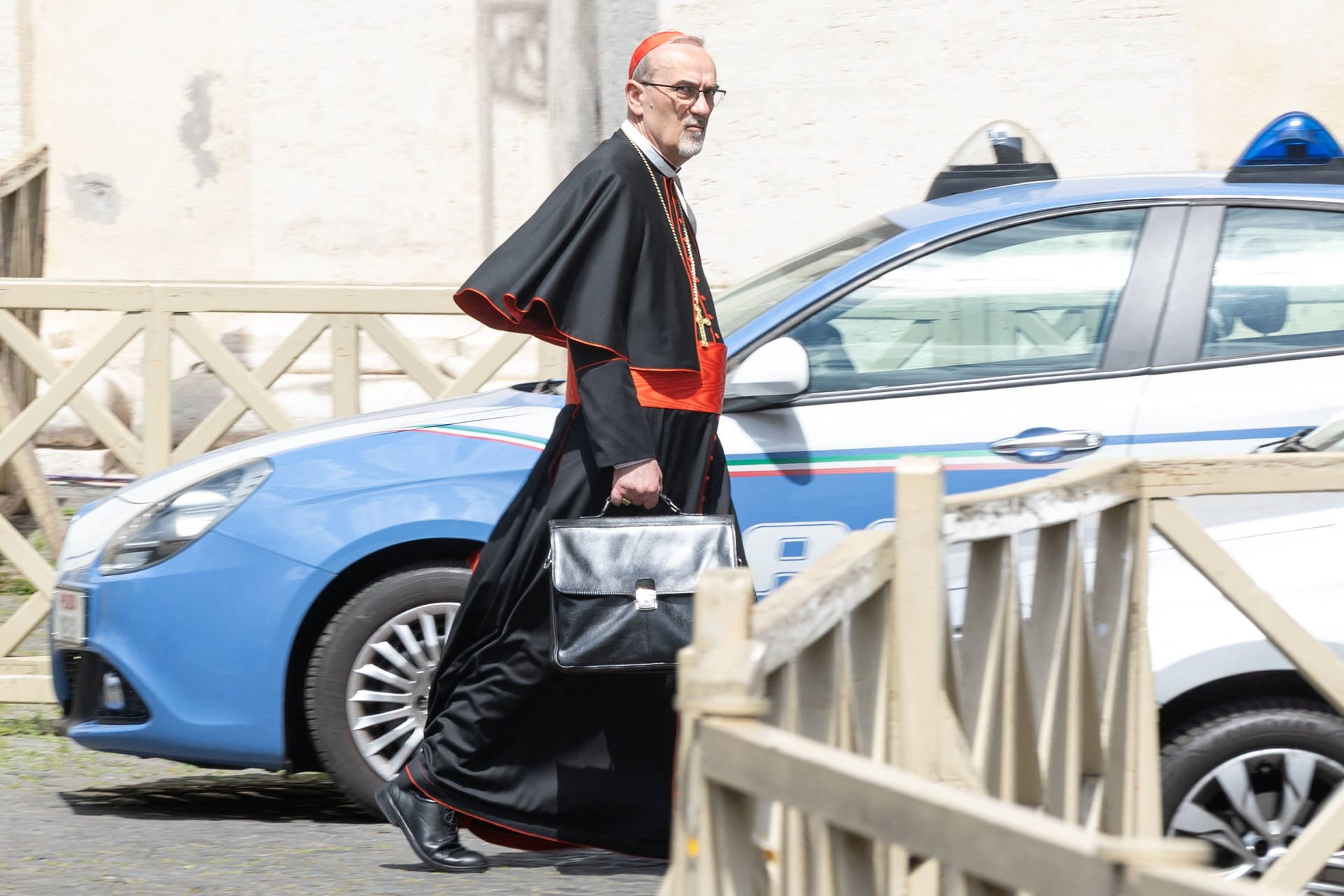 Pierbattista Pizzaballa: Der Patriarch von Jerusalem verlässt die Kongregation im Vatikan. Wird er der neue Papst, der die Kirche in eine Ära des Friedens führt?