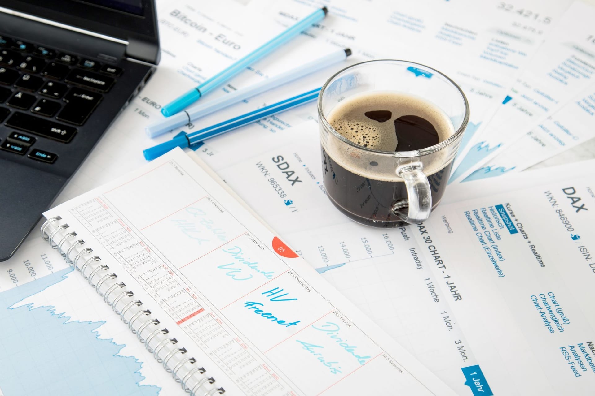 Eine Tasse Kaffee steht auf einem Kalender
