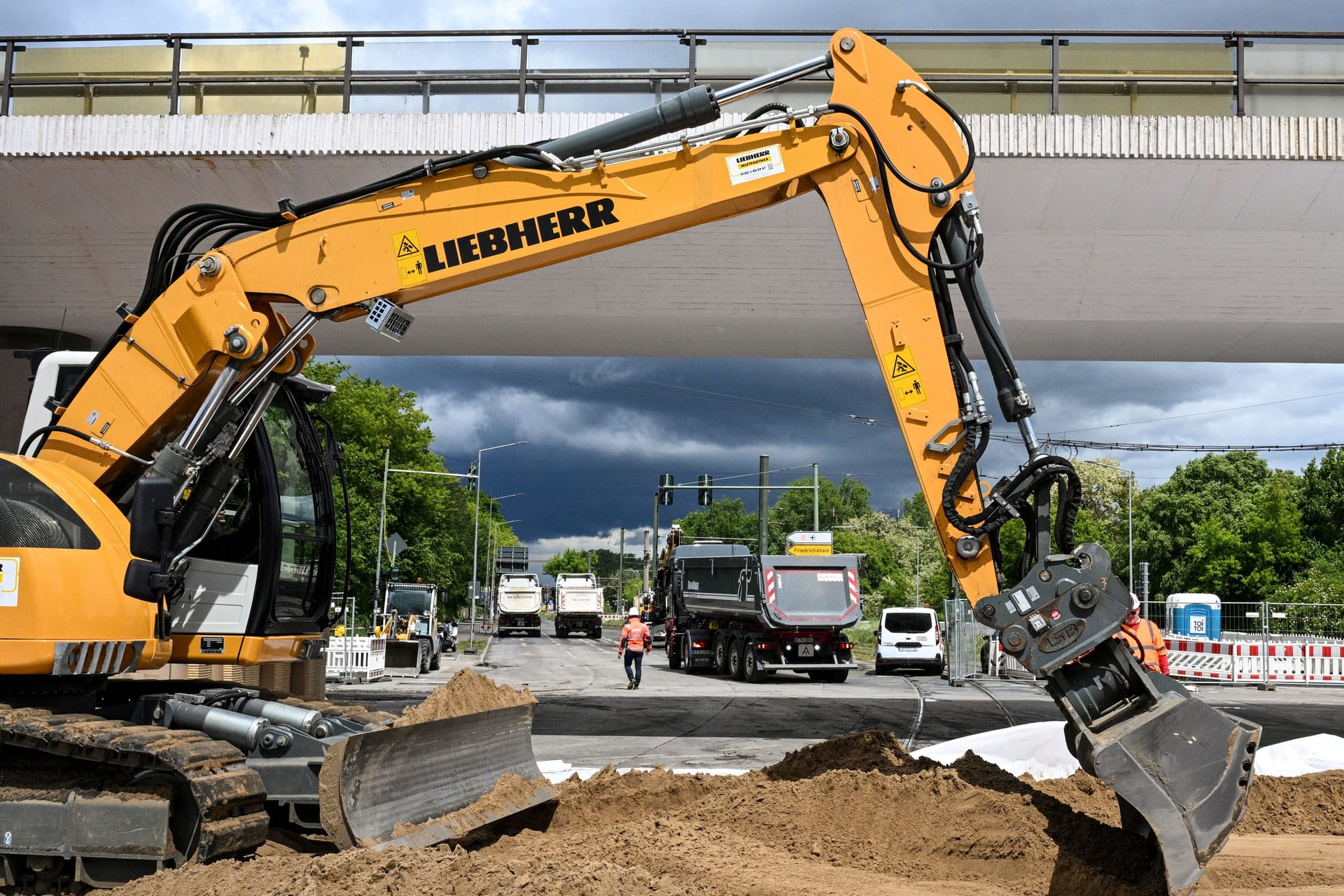 An der gesperrten Brücke an der Wuhlheide steht ein Kran (Archivbild): Seit Donnerstagmorgen können die Straßenbahnen dort wieder fahren.