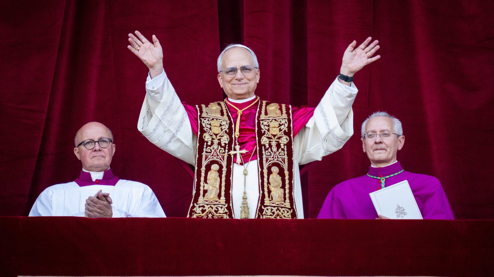 Papst Leo XIV. (Mitte) auf dem Balkon des Vatikans am Donnerstagabend: Er ist der 267. Pontifex der Katholischen Kirche.