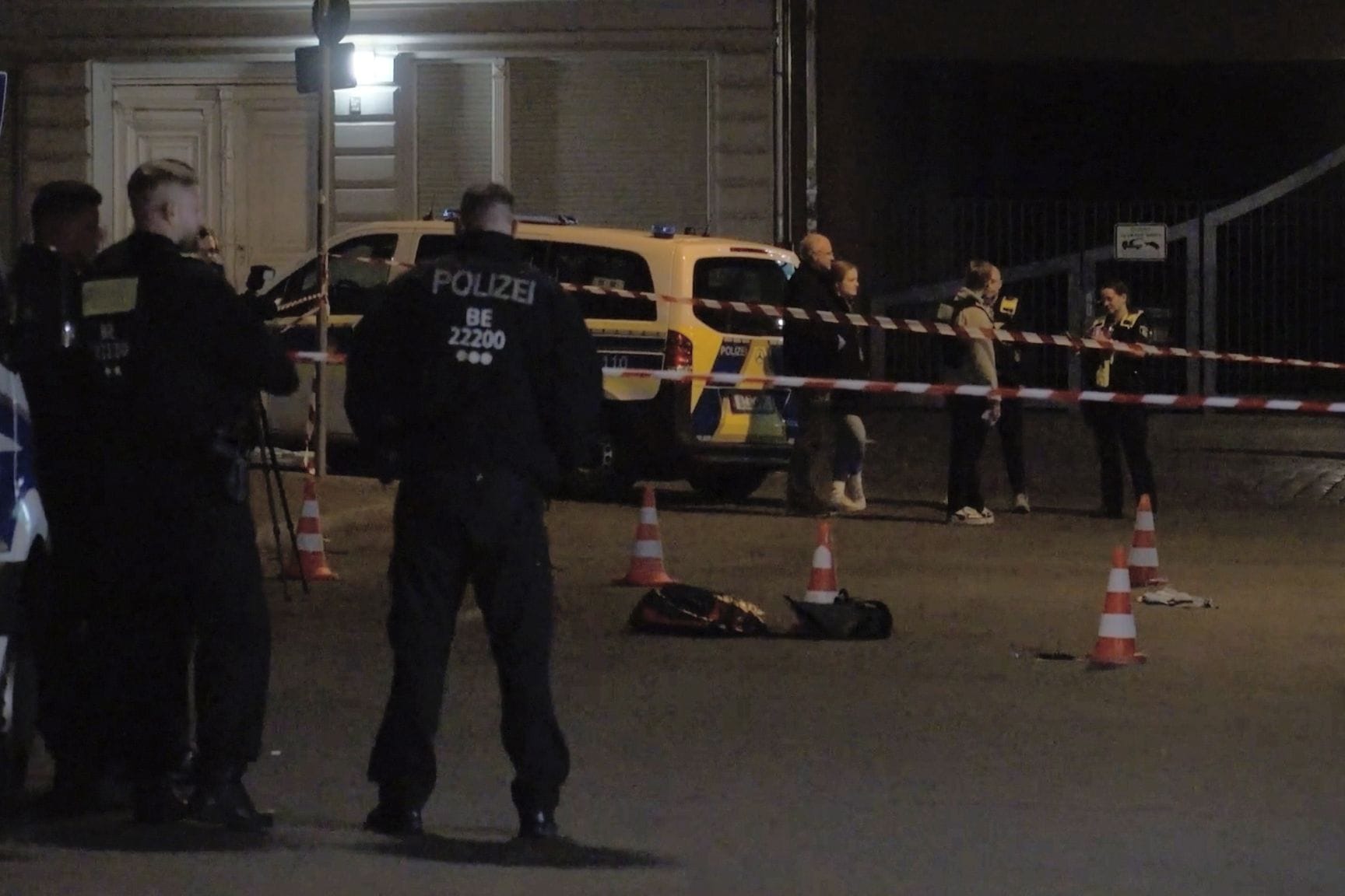 Polizisten stehen an einer Absperrung im Berliner Bezirk Neukölln. Ein 28-Jähriger hat dort einem Polizisten im Berliner Stadtteil Neukölln in den Hals gestochen. Polizisten stehen an einer Absperrung im Berliner Bezirk Neukölln. Ein 28-Jähriger hat dort einem Polizisten im Berliner Stadtteil Neukölln in den Hals gestochen.